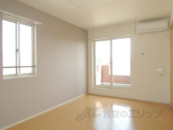 居室・リビング　画像は反転タイプの部屋のものです。