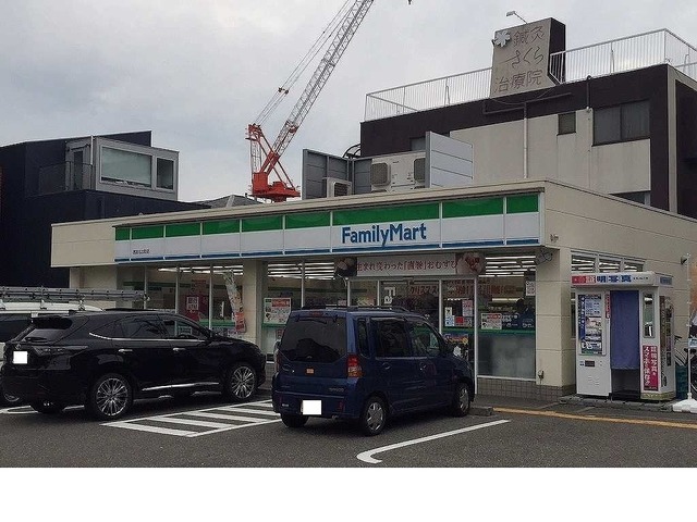 コンビニ　ファミリーマート名次町店様（コンビニ）まで750m