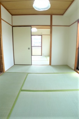 居室・リビング　※他号室の写真です。