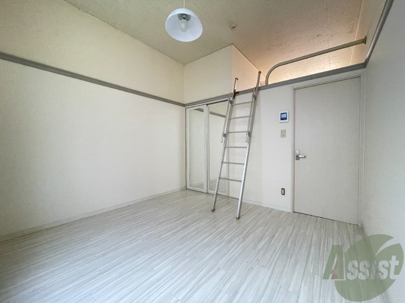 居室・リビング　６帖の洋室です。白いフローリングが明るい印象ですね。