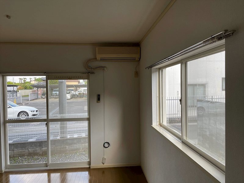 居室・リビング　東側と南側に窓のある洋室