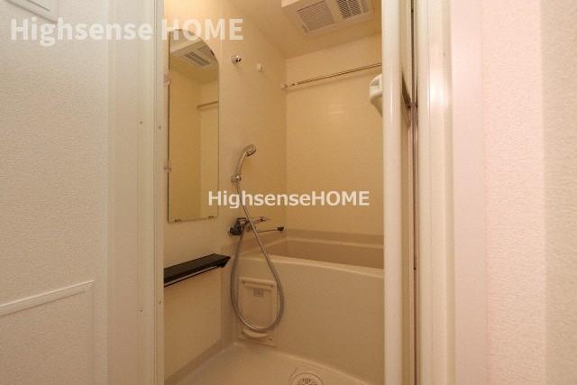 バス・シャワールーム　コンパクトで使いやすいお風呂です