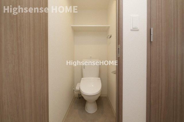 トイレ　落ち着いた色調のトイレです