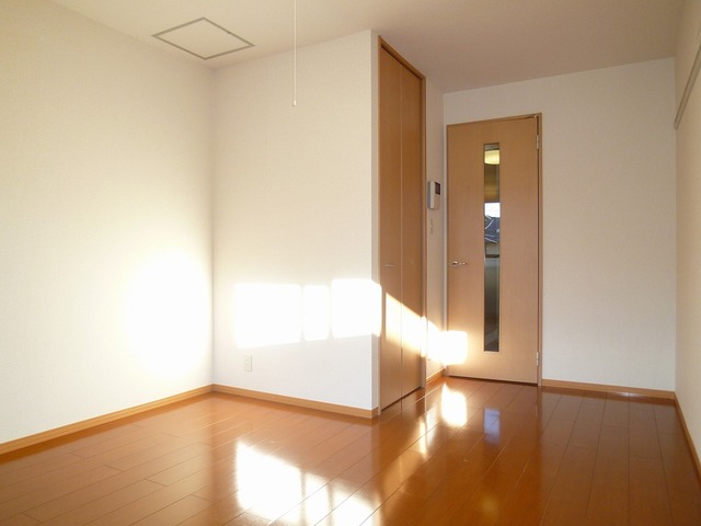 居室・リビング　明るく開放的な７．５帖の洋室