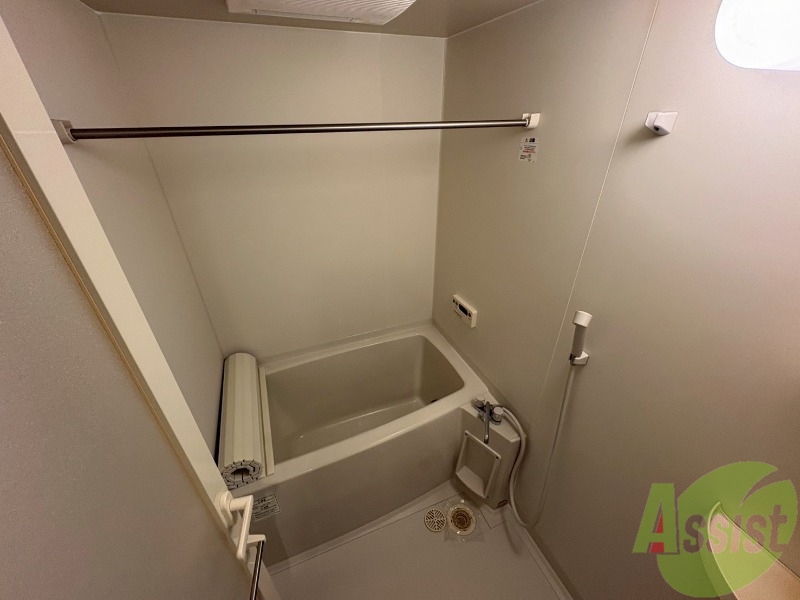 バス・シャワールーム　浴室はシンプル。一人暮らしにはちょうど良いサイズですね。