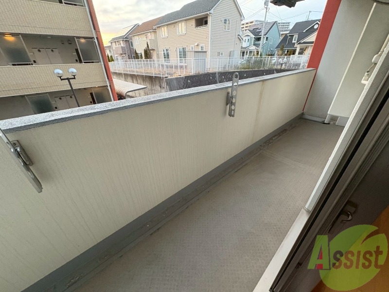 バルコニー　バルコニーは洗濯物がはかどりそうな広さがありますよ。