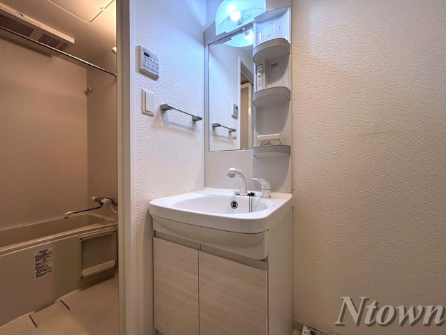 洗面設備　独立洗面台あり、毎朝おしゃれに忙しい女性の方におすすめです