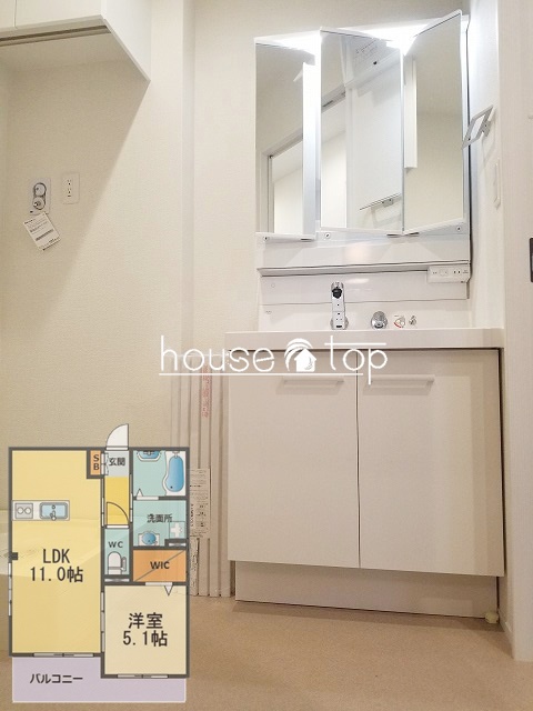 洗面設備　シャワー付洗面台完備