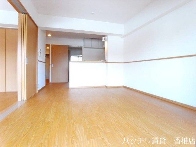 居室・リビング　別号室写真の為現況を優先します。