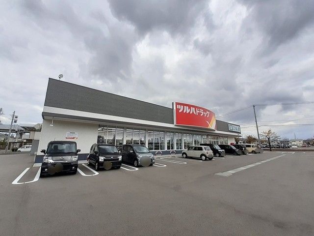 ドラックストア　ツルハドラッグ燕三条店（ドラッグストア）まで450m