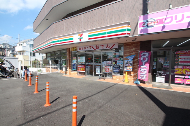 コンビニ　セブンイレブン横浜市沢町店（コンビニ）まで823m