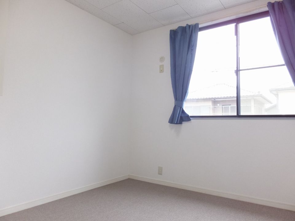 その他部屋・スペース　２階居室は２部屋ございます。