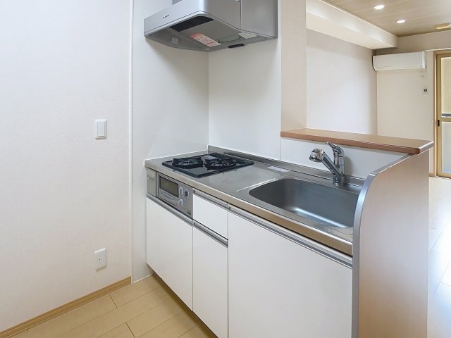 キッチン　掲載写真は同型モデルを掲載しており実際のお部屋と仕様等が異な