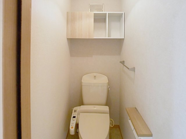 トイレ　掲載写真は同型モデルを掲載しており実際のお部屋と仕様等が異な