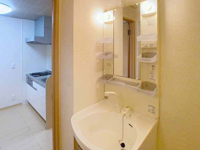 洗面設備　掲載写真は同型モデルを掲載しており実際のお部屋と仕様等が異な