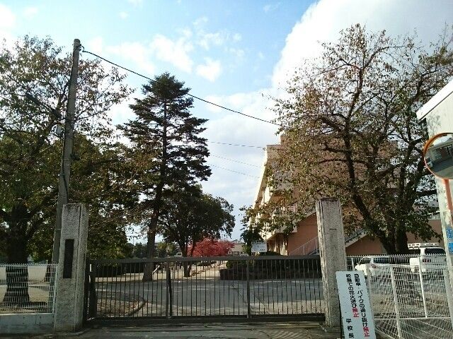 小学校　藤岡市立第一小学校（小学校）まで850m