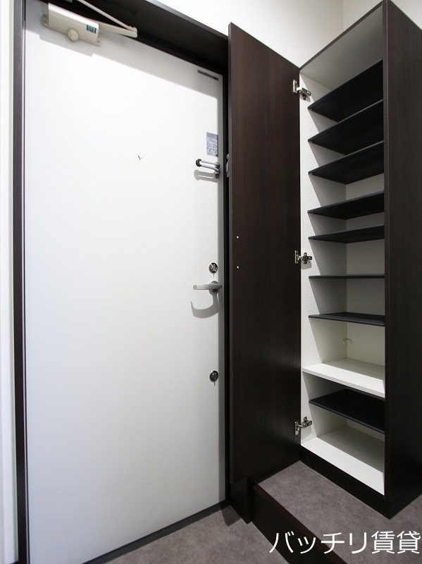 玄関　画像は、同型タイプの為、現状を優先いたします。