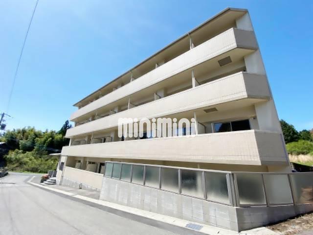 建物外観　明るい外壁の４階建マンション