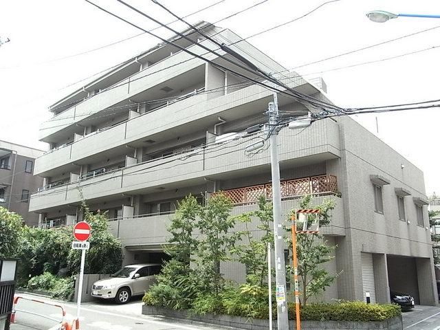 建物外観　総タイル貼りの重厚感あふれる外観