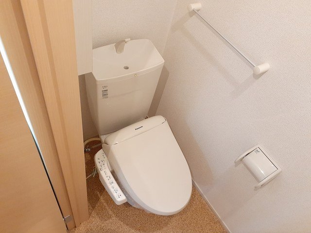 トイレ　落ち着いた色調のトイレです