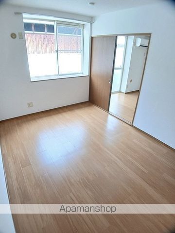 メゾンネイティブピーチの居間写真