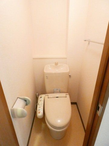 トイレ　温水洗浄便座付のトイレです。