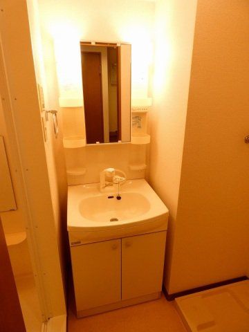 洗面設備　シャンプードレッサーの独立洗面台です。