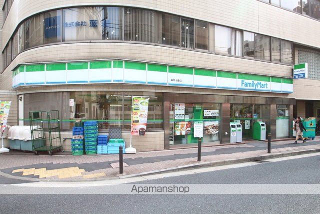 コンビニ　ファミリーマート麻布十番店（コンビニ）まで302m
