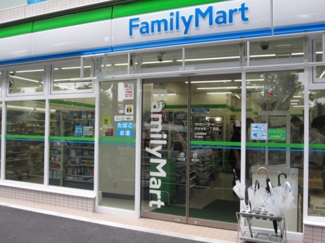 コンビニ　ファミリーマート渋谷本町一丁目店（コンビニ）まで560m