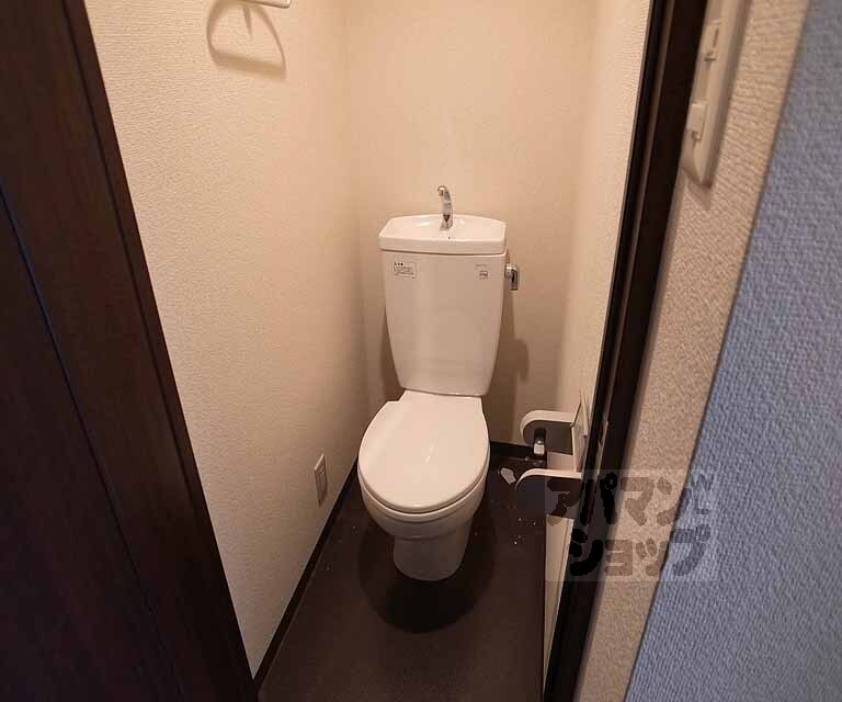 トイレ　白基調のきれいなトイレです。