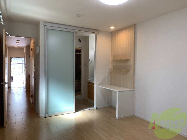その他部屋・スペース　別の角度から洋室を撮影しました。２枚戸から陽が射しています。