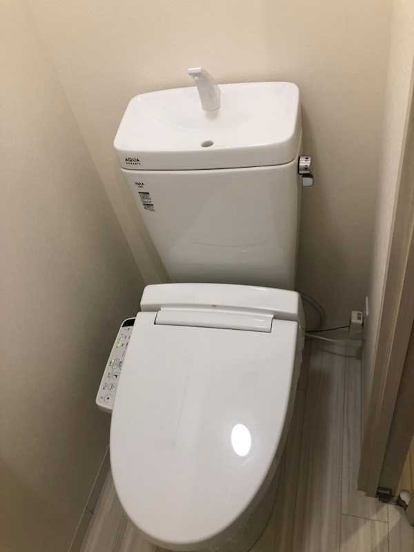 トイレ　【南東向き、明るいお部屋♪】お買物ラクラク住環境良好！！
