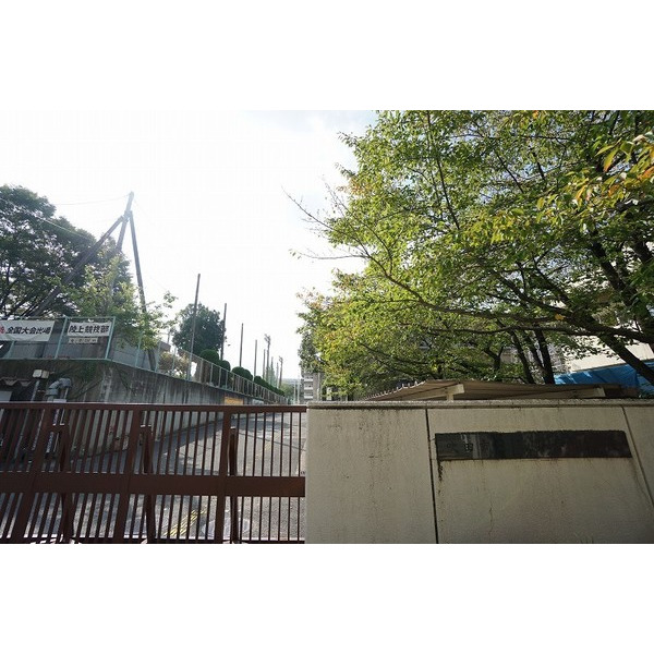中学校　吹田市立佐井寺中学校（中学校）まで1203m