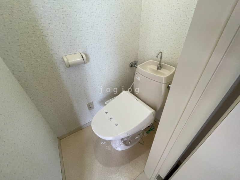 トイレ　嬉しい温水洗浄便座付きのトイレです。