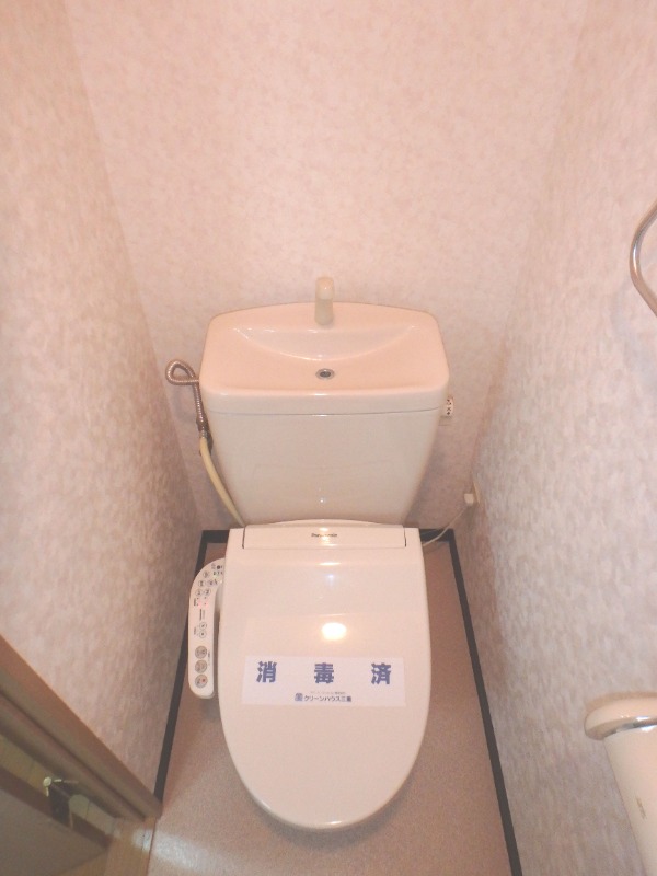 トイレ　暖房便座付きで寒い時期に有難いですね♪