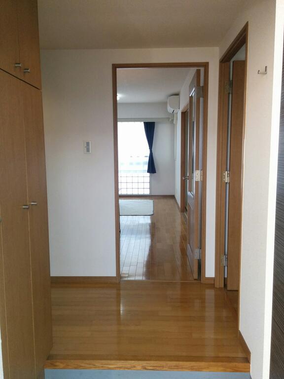 玄関　参考用に同タイプの部屋の写真を掲載しております。