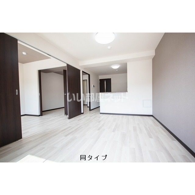 プレステージ坂本の居間写真
