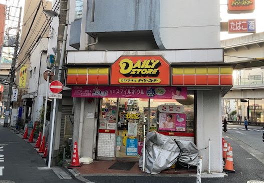 コンビニ　ヤマザキデイリーストアー西日暮里店（コンビニ）まで156m
