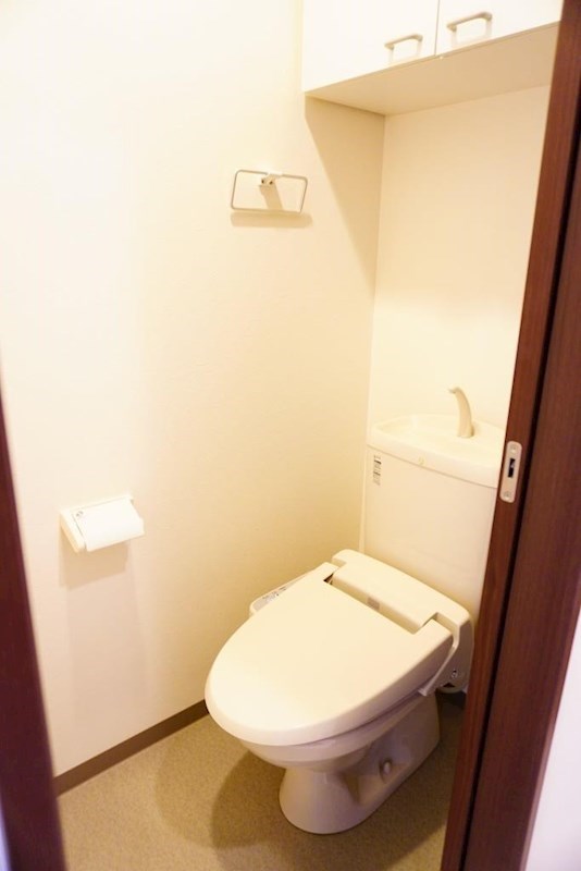トイレ　トイレは快適な温水洗浄便座付き