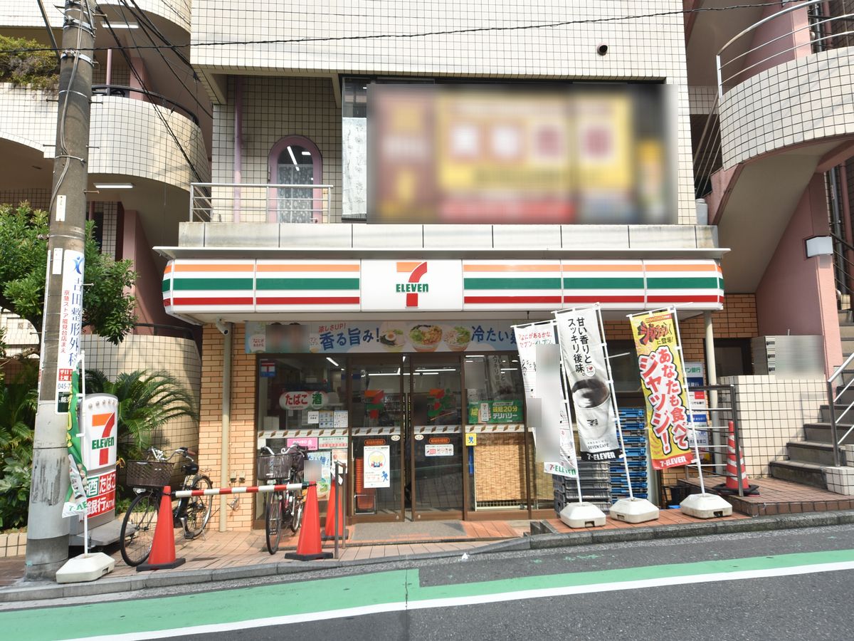 コンビニ　セブンイレブン横浜能見台駅前店（コンビニ）まで52m