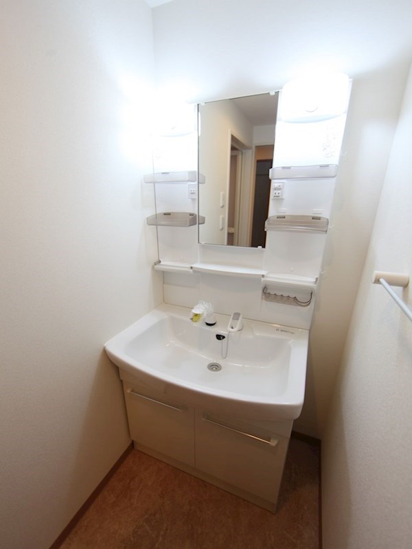 洗面設備　脱衣所　独立洗面台（シャンプードレッサー付）収納スペース有