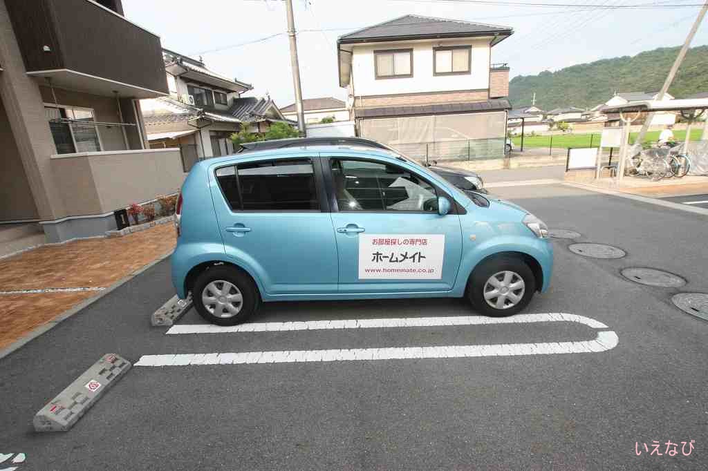 【井原市下出部町のアパートの駐車場】