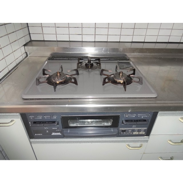 キッチン　三つ口コンロ