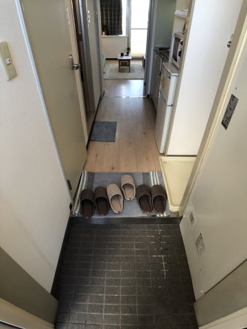 玄関　家具・家電などは展示品です。