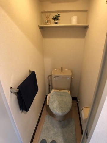 トイレ　家具・家電などは展示品です。