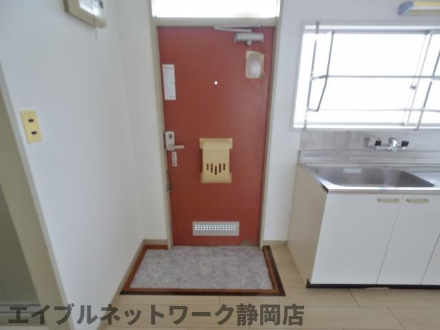 【静岡市葵区上足洗のアパートの玄関】