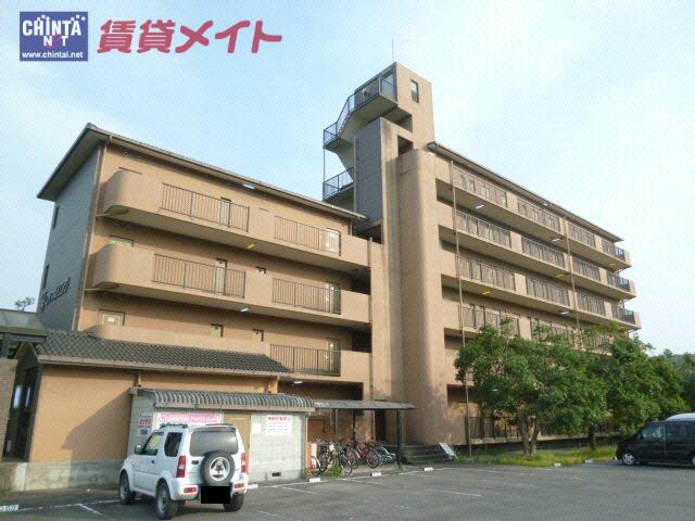 松阪市山室町のマンションの建物外観