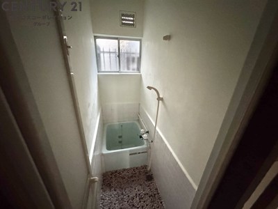 バス・シャワールーム　窓があり換気良好です。