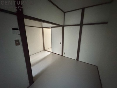 居室・リビング　床色が明るい色合いで、とてもきれいです。