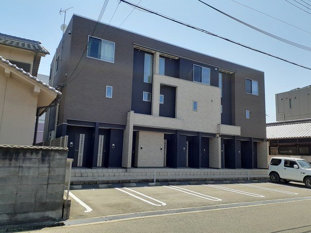 【ガーデンコートの建物外観】